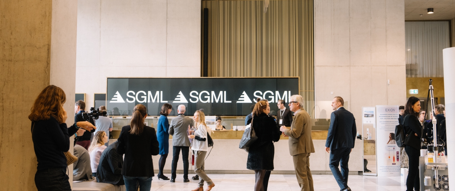 Teilnehmende im Foyer des SGML-Kongresses im Kunsthaus Zürich